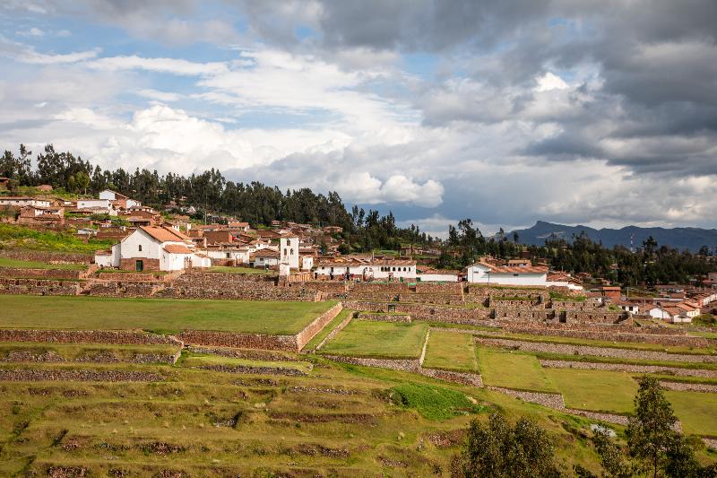 Ancien temple inca à Ollantaytambo, illuminé par le soleil des Andes